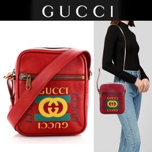 GUCCI Logo Print Leather Grained Calfskin Logo Messenger Bag Hibiscus Red